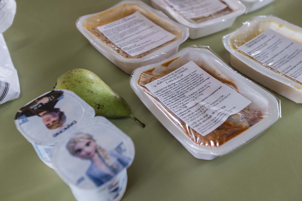 Reparto de alimentos para los alumnos con beca comedor