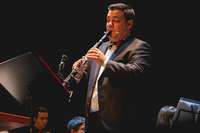 Jesús Arenas intercala monólogos y toca el clarinete en 'No te montes películas'.