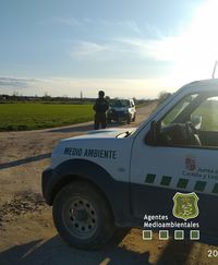 Imagen de archivo de dos vehículos oficiales de Medio Ambiente.