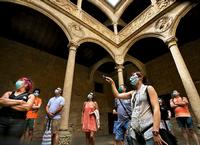 Varios turistas durante una visita el pasado verano a Ciudad Rodrigo (Salamanca). 