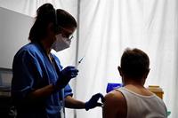 Francia, Alemania e Italia vacunan ya con AstraZeneca