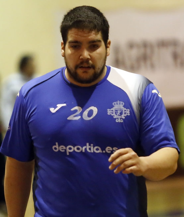 Pedro Fuentes, en un choque con el Balonmano Manzanares