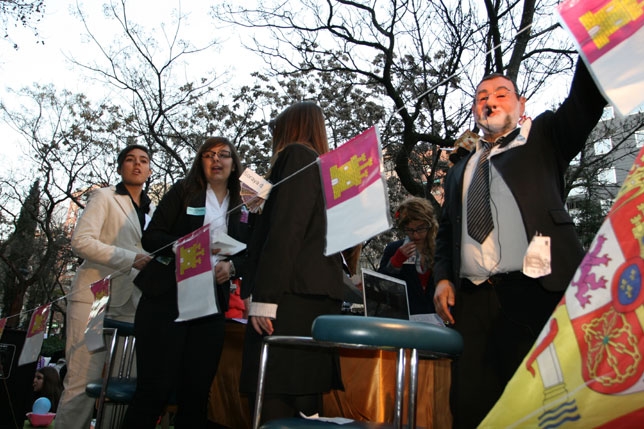 Mariano Rajoy y su equipo haciendo campaña electoral.