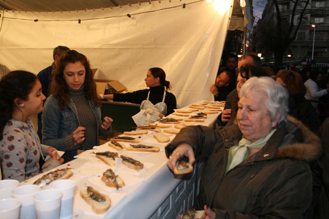 Centenares de personas degustaron las sardinas asadas de la peña Cohete Sport.