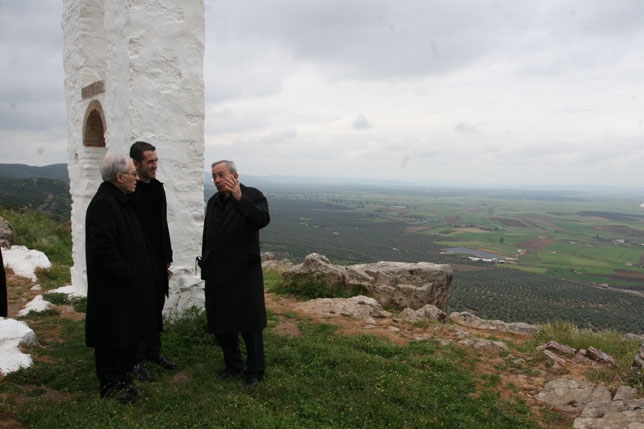 Rouco Varela, Torres y Algora conversan en el paraje de ‘La Santa’, junto a la capilla de Santa Brígida.