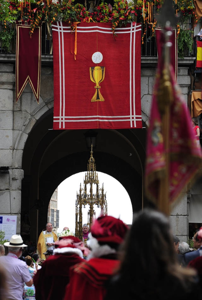 La bendición de los fieles se realiza desde el Arco de la Sangre. Al fondo, el arzobispo en su alocución.