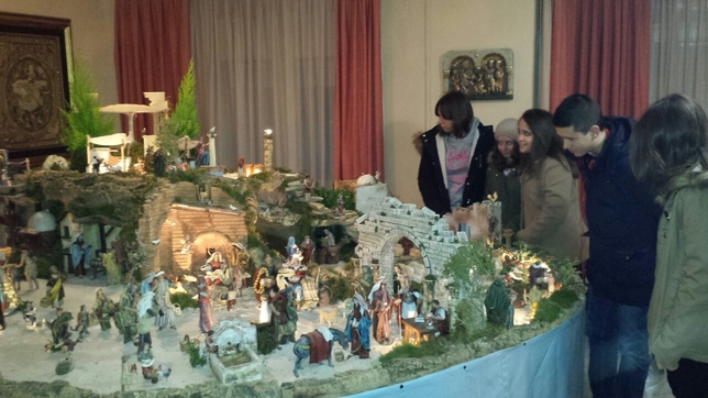 Detalle de la visita del grupo Sesparke al belén del pregonero de Navidad de este año, 'Fede Sandoval'. 
