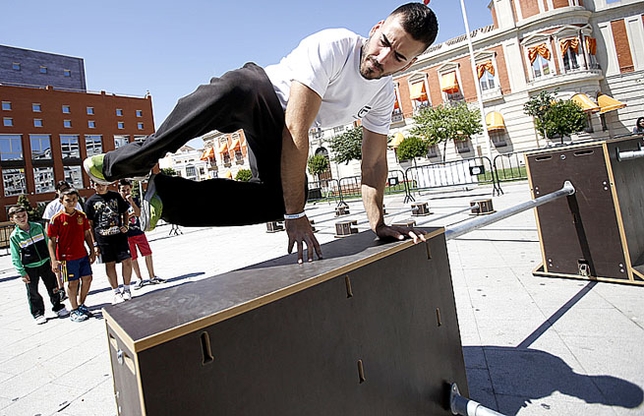El parkour consiste en desplazarse usando las habilidades del propio cuerpo./