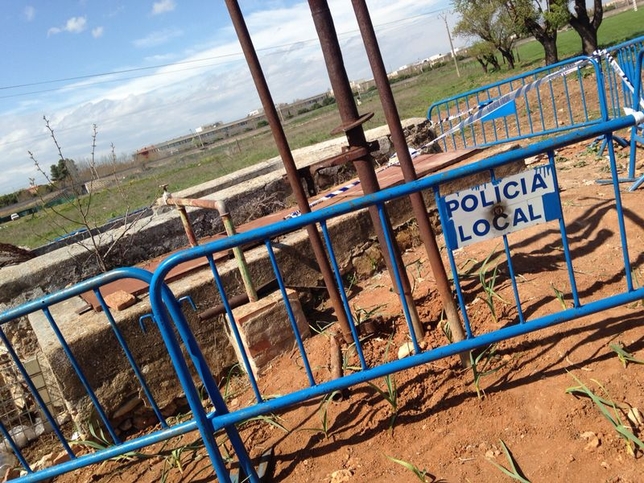 El pozo ha sido acordonado por la Policía Local./