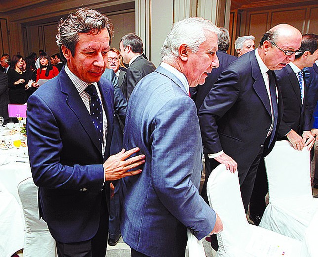 Floriano y Arenas escenifican el patrio «quítate tú, pa’ ponerme yo». 