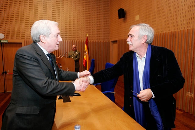 El autor del libro, Antonio Pérez Henares, saluda al editor de La Tribuna, Antonio Méndez Pozo.