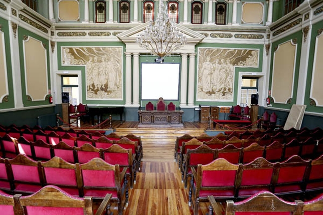 Espectacular -y original- salón de actos del IES Bachiller Sabuco.