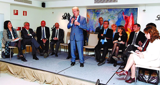 Manuel Campo Vidal moderó una tertulia con seis operadores jurídicos y seis políticos, lo nunca visto. 