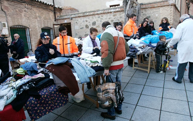 El reparto de la ropa se realizó en la bajada de San Martín, donde se localiza la ONG.
