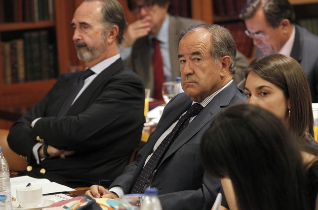 Jesús Sainz, en el centro, del Círculo de Empresarios, se encargó de lidiar con los periodistas.