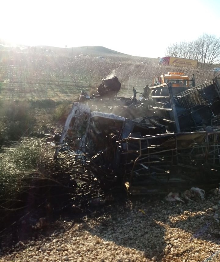 Cortan la autovía A30 por el accidente de dos camiones Noticias La