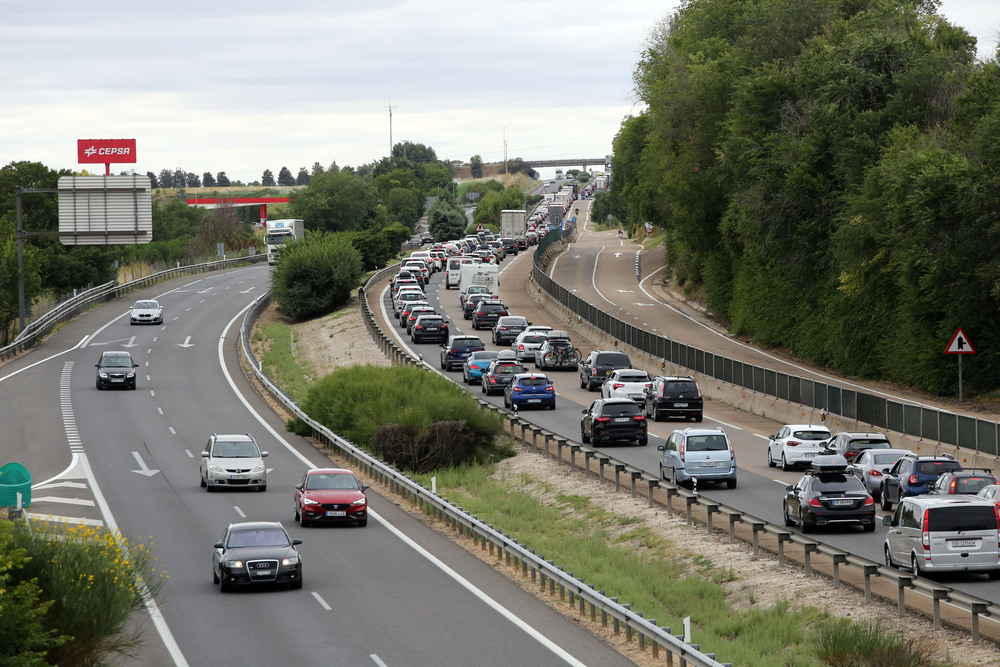 Tráfico prevé 1,2 millones de desplazamientos por las carreteras por el puente del 15 de agosto - Vimarsana News