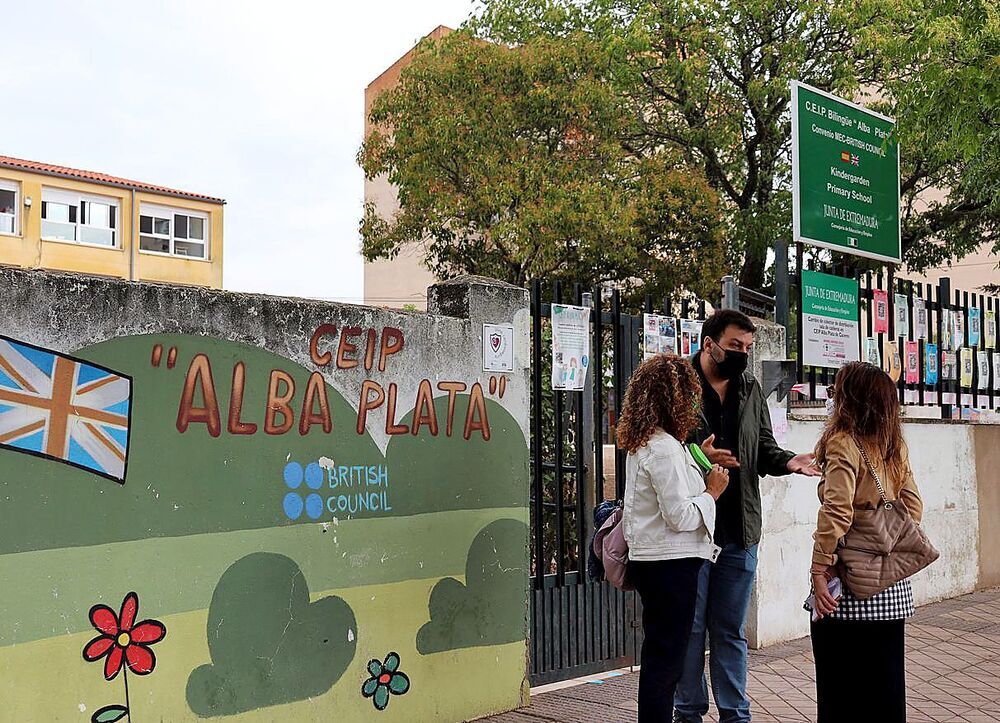 Extremadura prohíbe a 2 niñas entrar al colegio sin mascarilla | Noticias La Tribuna de Albacete - Vimarsana News