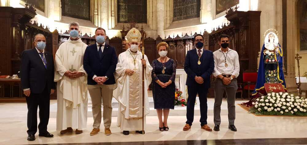La Dolorosa distinguió a Conchi Pérez y al torero Sergio Serrano - Vimarsana News