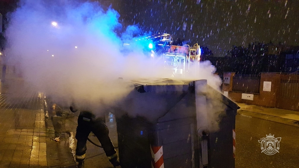 Nochevieja de petardos y cohetes para los bomberos | Noticias Diario de