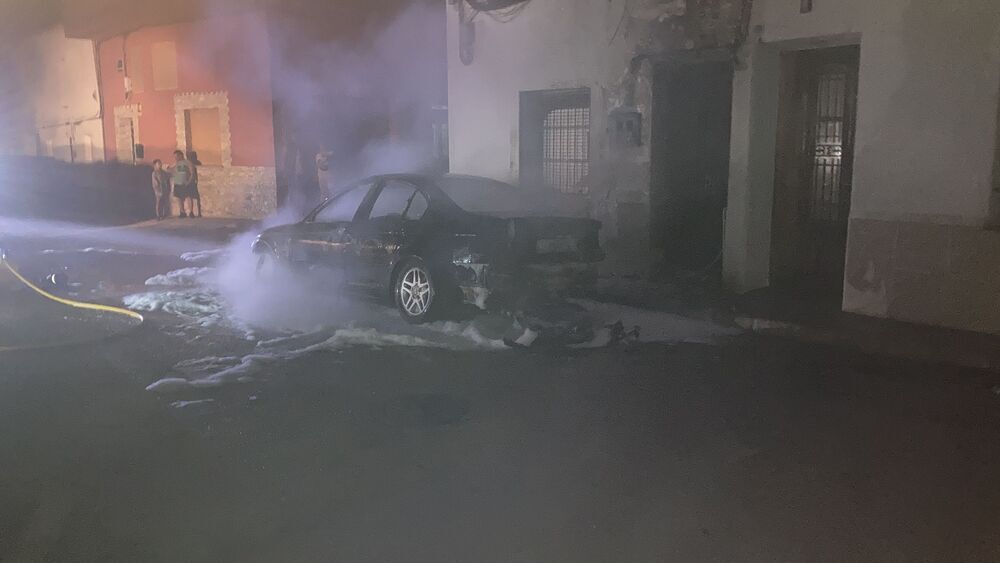 El incendio de un turismo afectó a una fachada en Villamalea - Vimarsana News