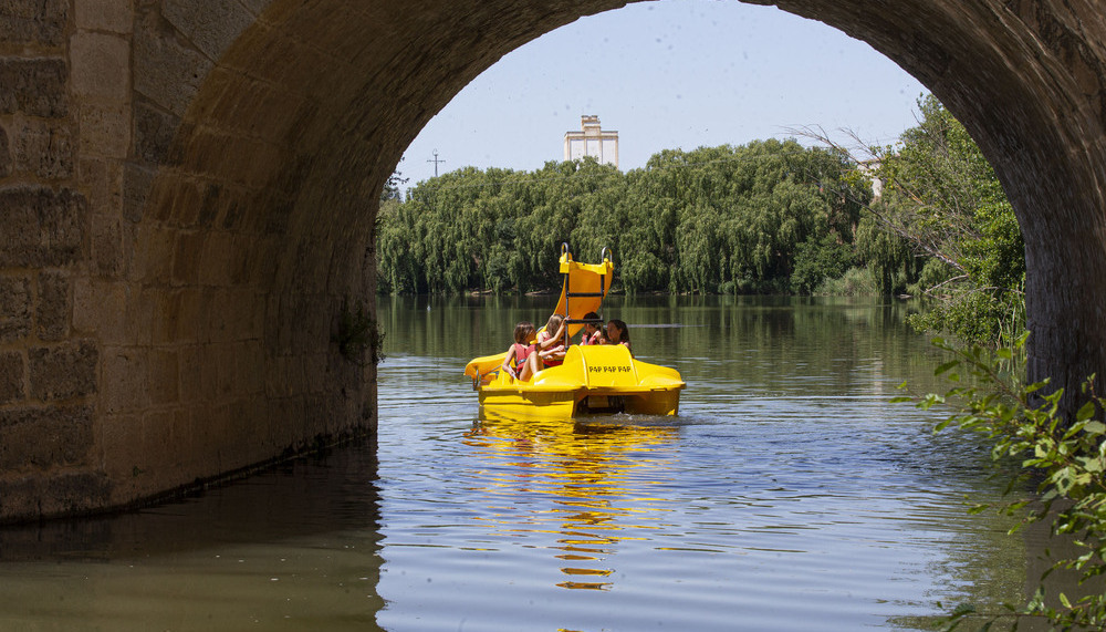 Piraguas y barcas a pedals ya navegan por el río Pisuerga. Torquemada - Vimarsana News