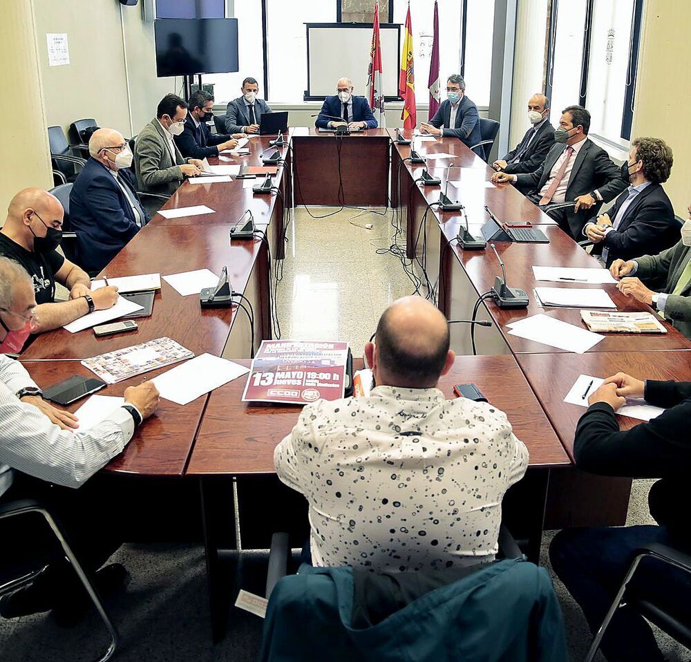 La Junta solo eliminará la Fundación Anclaje pero limita el salario a los altos cargos del resto - Vimarsana News