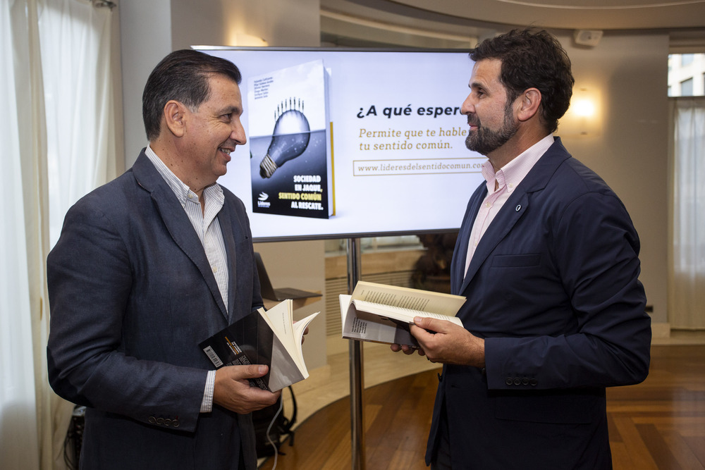 Los escritores Diego Martos y Antonio Sola hablaron de líderes y pluralidad - Vimarsana News