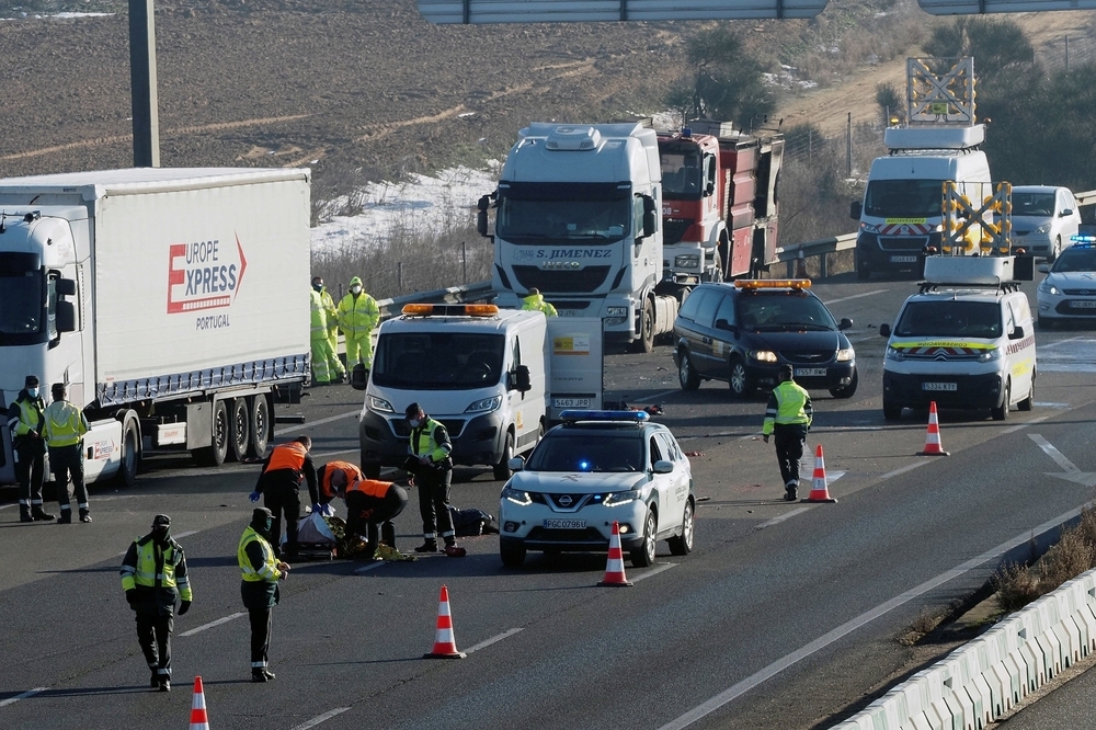 Tres fallecidos al ser atropellados por un camión en la A62 Noticias
