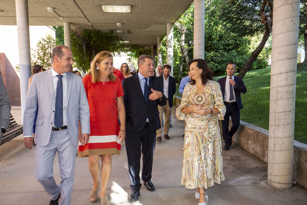 Page se compromete a mantener los 'contratos Covid' en Sanidad