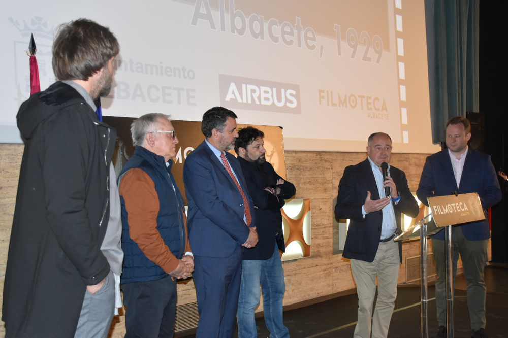 El alcalde presentó el documental con imágenes de 1929