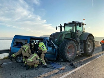 Tres muertos en un choque entre una furgoneta y un tractor