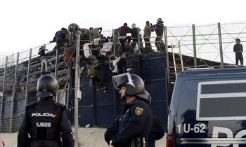 Una alta valla protege los 20 kilómetros de frontera terrestre entre España y Marruecos. 