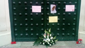 La puerta de la parroquia de El Pilar se convirtió en altar