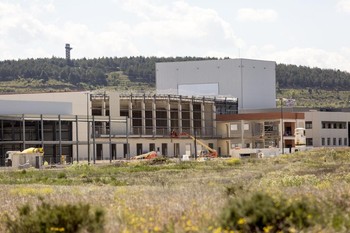Foto de archivo de la construcción de una nave empresarial en Villalonquéjar a principios del pasado verano. 