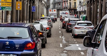 Un atasco de vehículos en una céntrica calle de la capital vallisoletana.