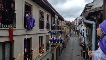 La imagen de la Dolorosa cruza la calle Mayor de Medina