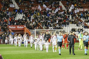 Los jugadores saltan al terreno de juego durante el último partido disputado en el Carlos Belmonte.