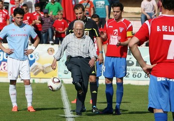 Francisco Moreno realiza el saque de honor en un partido.