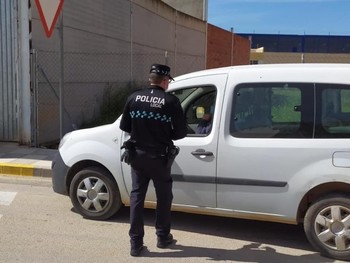 La Policía Local controla el uso de las mascarillas.