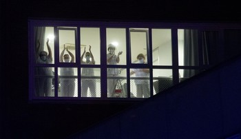 «Nos mandan a la guerra con una mascarilla para todo el día»