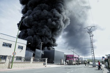 Grave incendio en el polígono de Valverde (Segovia)