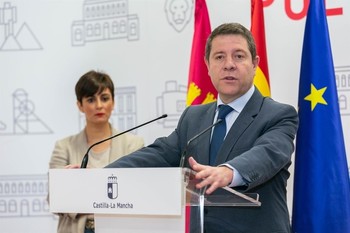 Emiliano García-Page, junto a la alcaldesa de Puertollano, Isabel Rodríguez.