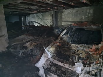 Tres coches calcinados en el fuego de la avenida de Francia