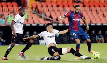 El Valencia remonta el derbi con holgura
