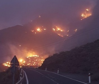 Un incendio en Tasarte obliga a desalojar a 200 vecinos