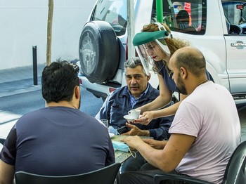 Consumidores, en un establecimiento de hostelería. 