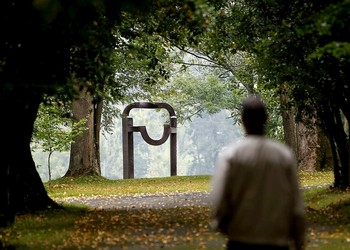 Vista de una obra del donostiarra en los exteriores de Chillida Leku.