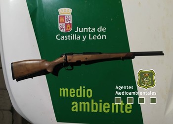 Denuncian a un cazador con el rifle cargado en el coche