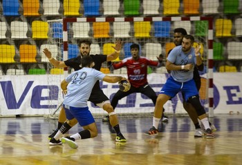 Una acción defensiva del Alarcos en su amistoso contra Sant Joan.